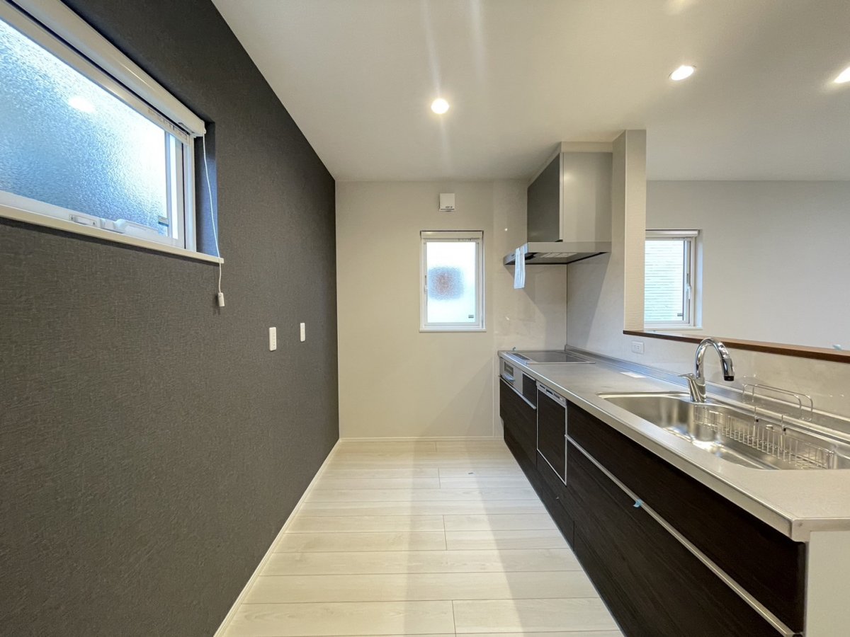 【キッチン】　お子様と一緒にお料理もできる広々としたキッチンです