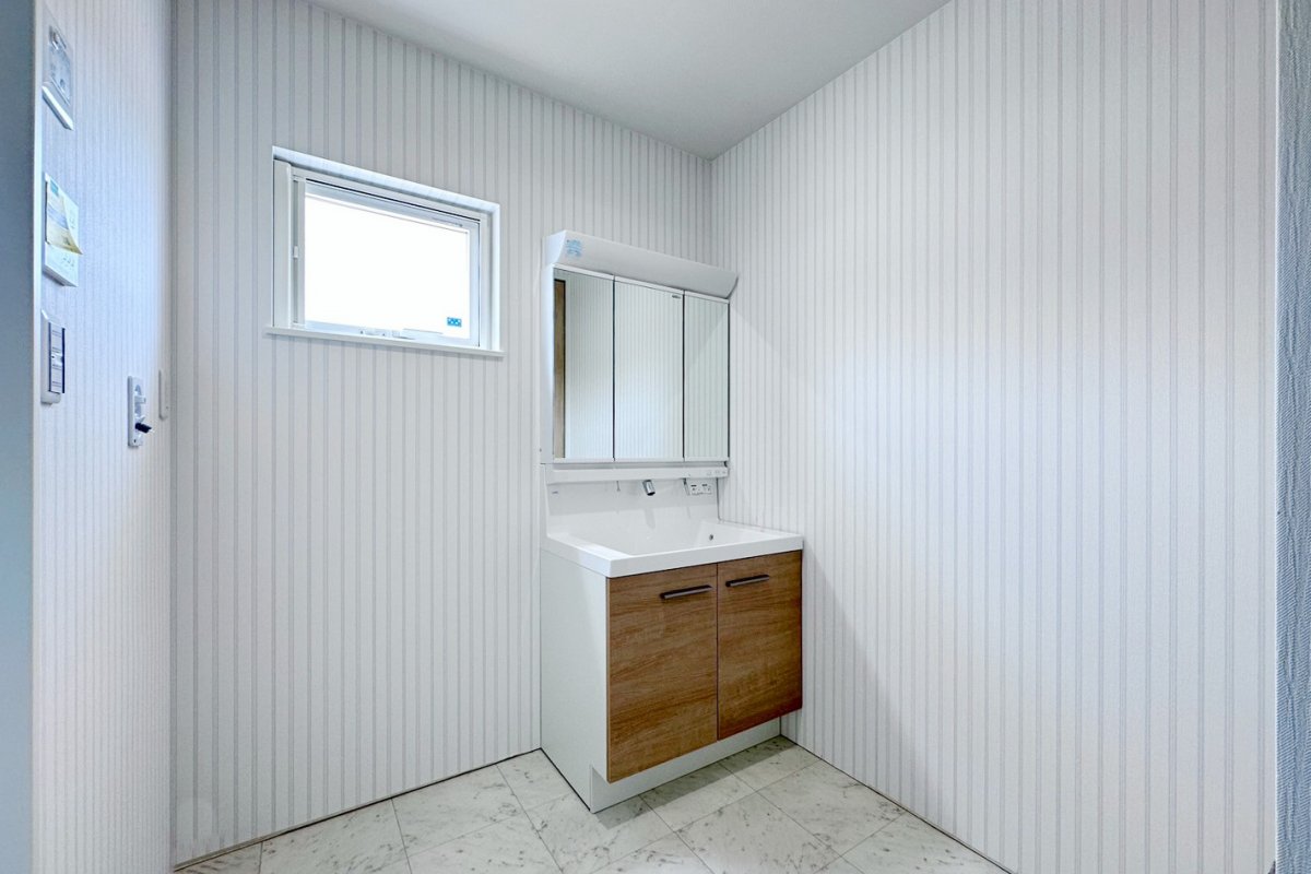 同仕様写真【洗面所】　ゆとりの洗面スペースで朝の身支度もスムーズに