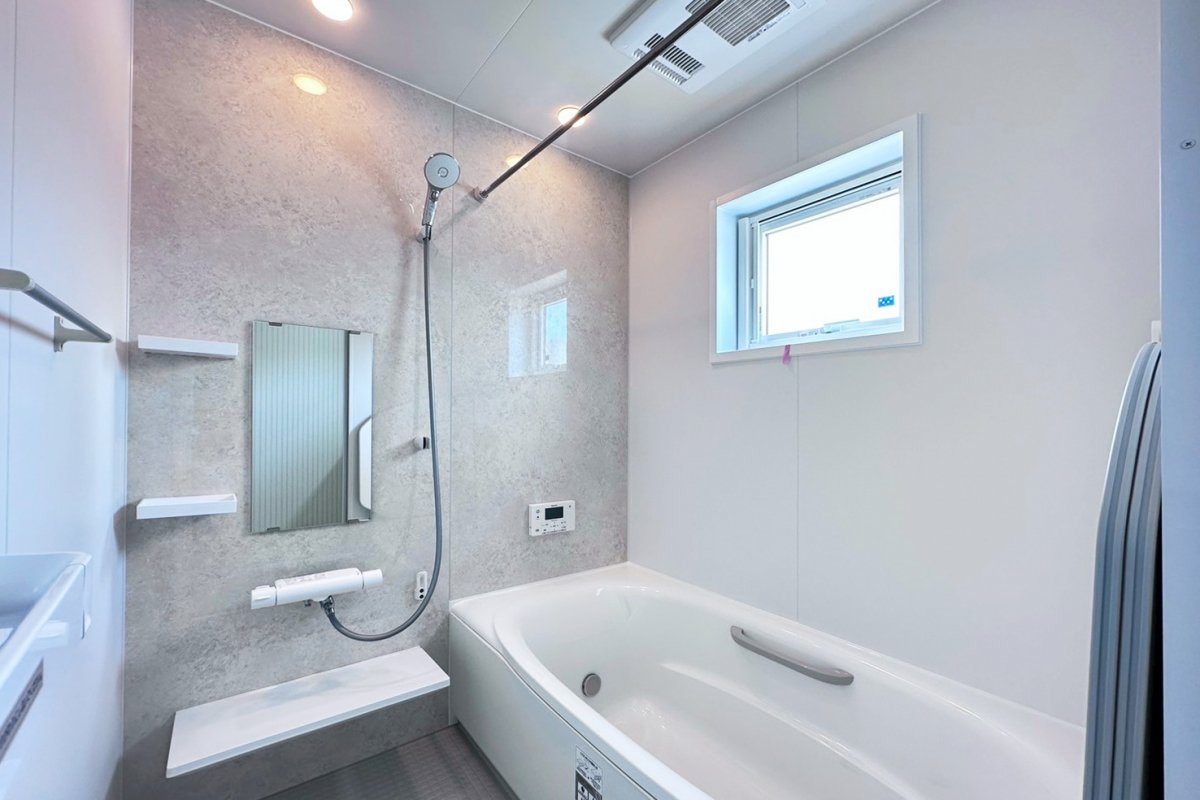 同仕様写真【浴室】　追い焚き機能付！生活時間の違うご家族に便利です