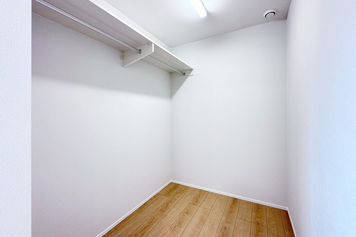 同仕様写真【WIC】　多趣味のご家族にも嬉しいウォークインクローゼット