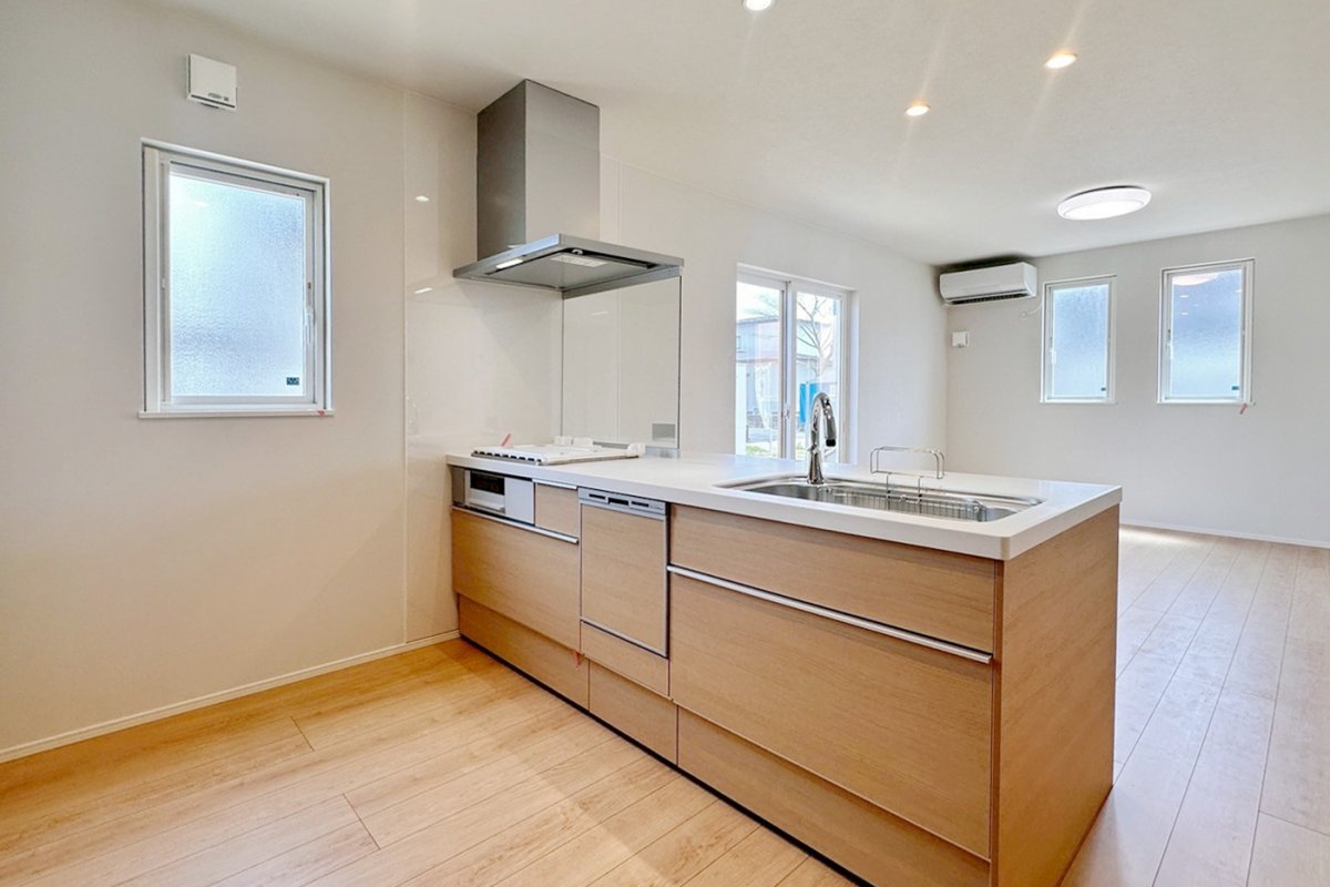 同仕様写真【キッチン】　お子様と一緒にお料理もできる広々としたキッチンです