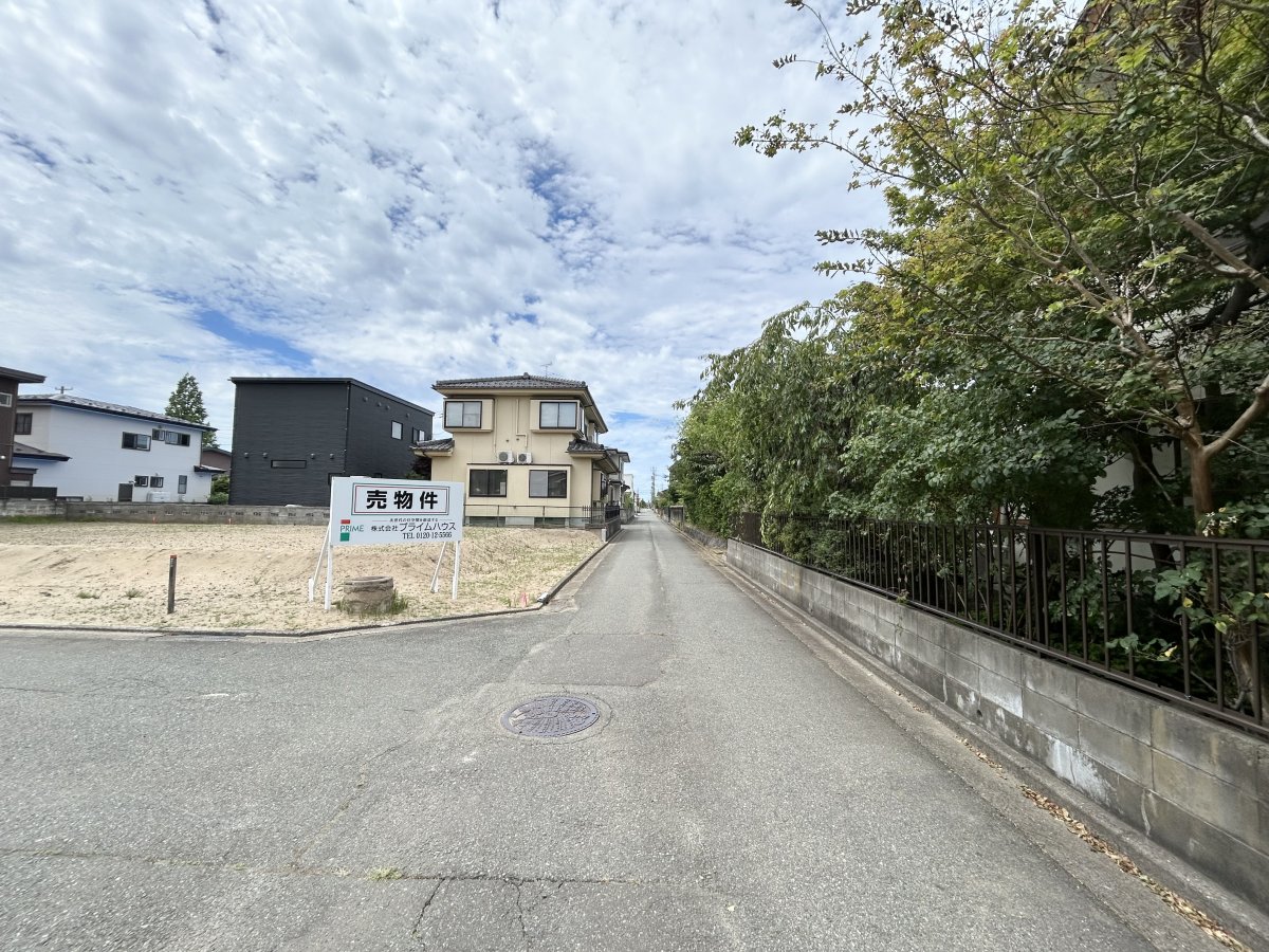 前面道路は公道で幅員4mです！