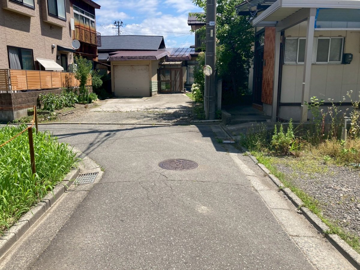 【前面道路】2025年7月撮影（北東側　秋田市道　　幅員：3.3m　間口：10.22m）