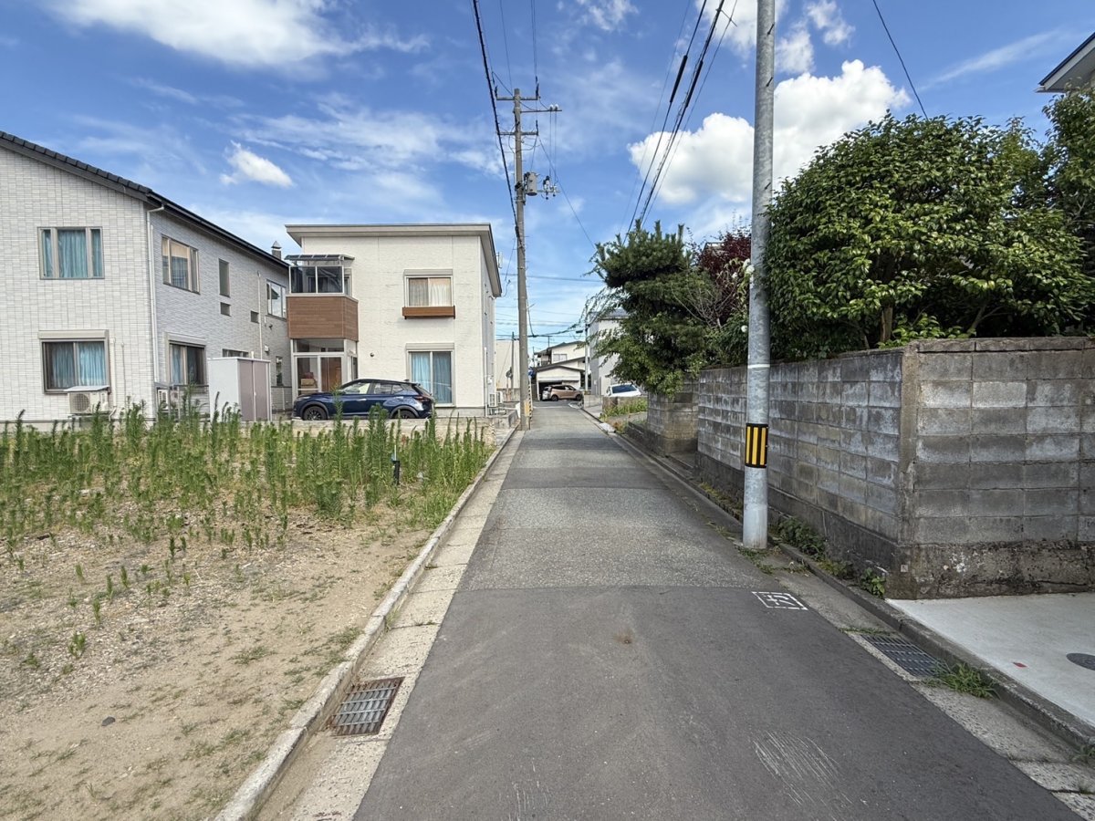 前面道路は公道で幅員は約4mです！！