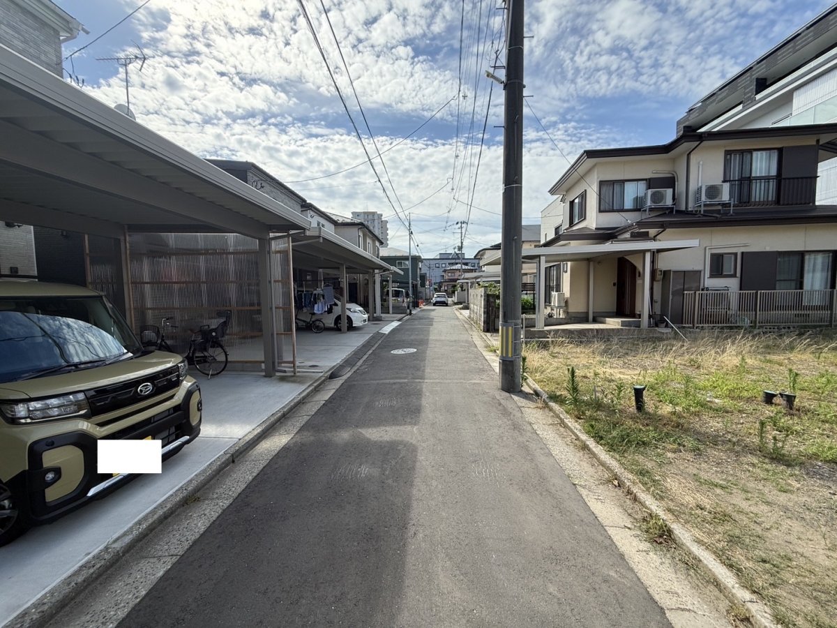 前面道路は公道で幅員は約4mです！！