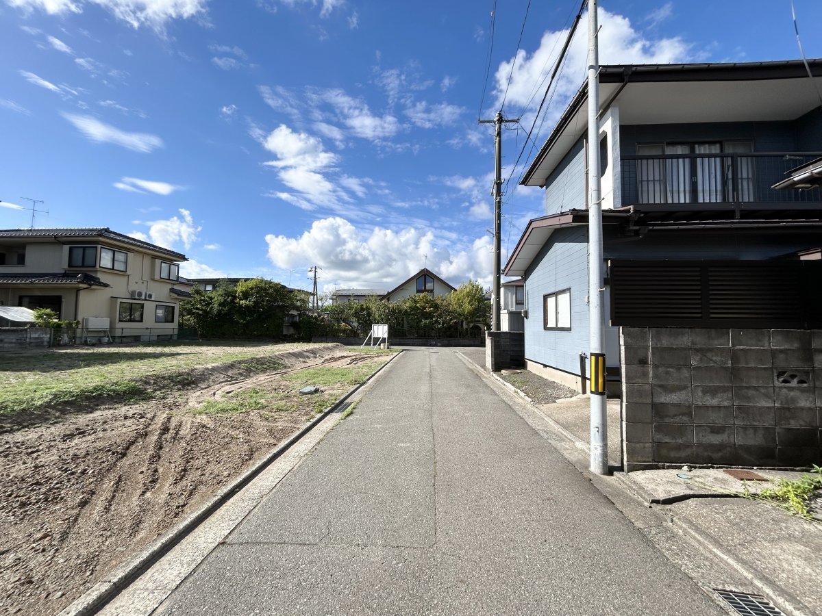 前面道路は公道で幅員4mです！