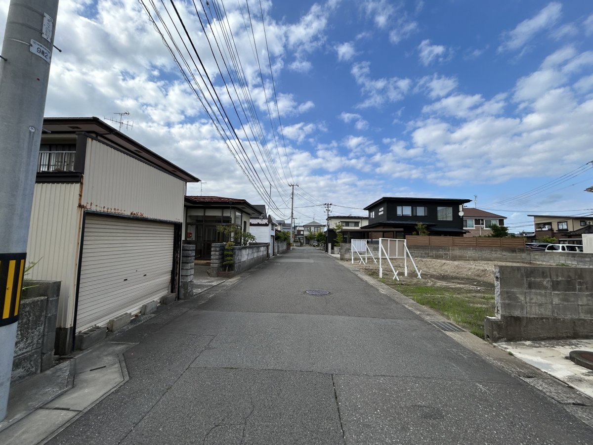 前面道路は公道で、幅員も広々6mあります！