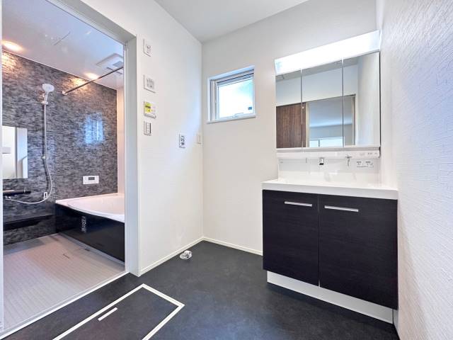 同仕様写真【洗面所】　ゆとりの洗面スペースで朝の身支度もスムーズに