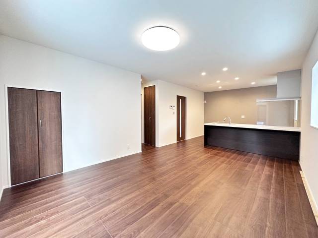 同仕様写真【LDK】明るく開放感のあるリビングで家族団らんの時間が楽しめます。