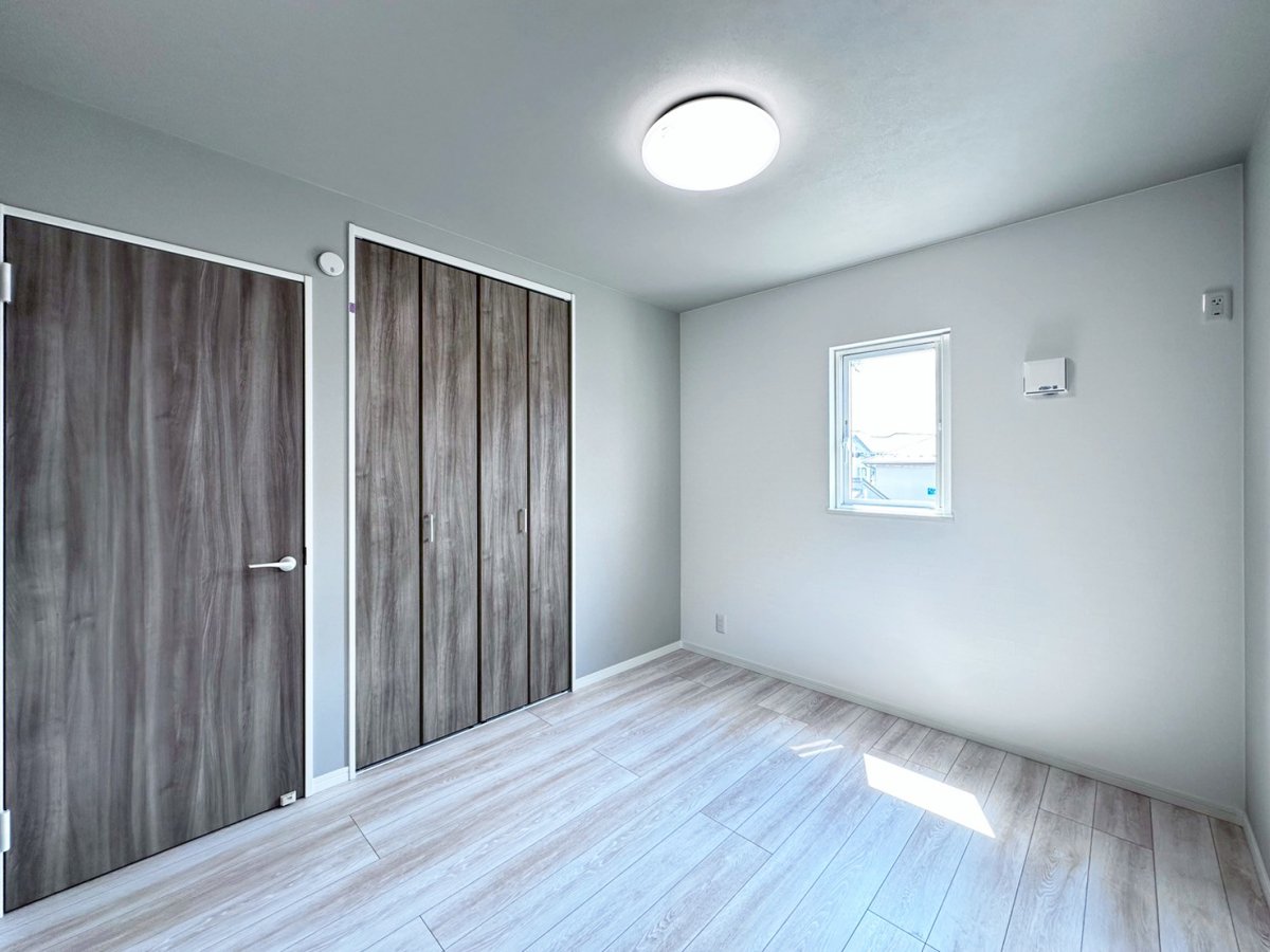 同仕様写真【洋室】　全居室に収納が付いている為片付けに困ることはありません