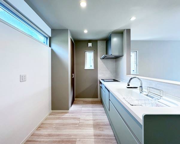 同仕様写真【キッチン】　お子様と一緒にお料理もできる広々としたキッチンです