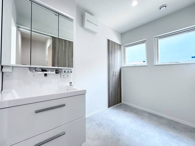 【洗面所】　ゆとりの洗面スペースで朝の身支度もスムーズに