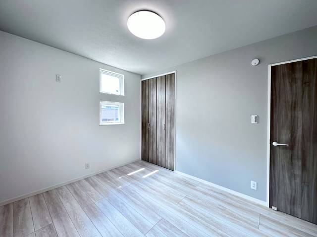 【洋室】　全居室に収納が付いている為片付けに困ることはありません