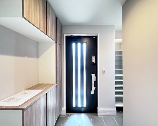 【玄関】大容量シューズクローク・ボックス付。ゆとりの広さで除雪道具やベビーカーの置き場には困りません。