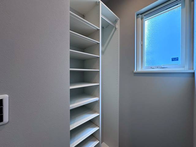 【玄関】大容量シューズクローク・ボックス付。ゆとりの広さで除雪道具やベビーカーの置き場には困りません。