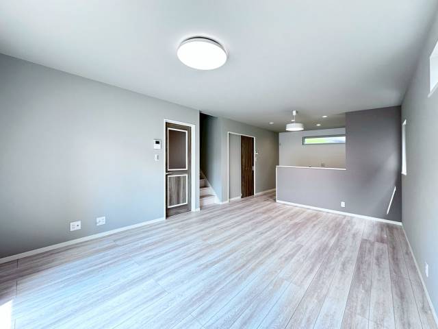 【リビング】光が差し込む明るいリビング。寒冷地エアコンも1台完備しております。