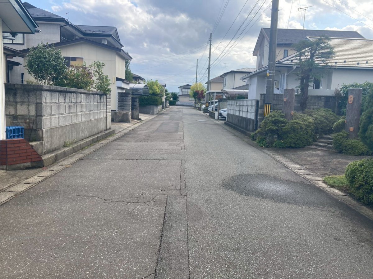 前面道路【北東側　公道　幅員：6m　間口：7.59m】