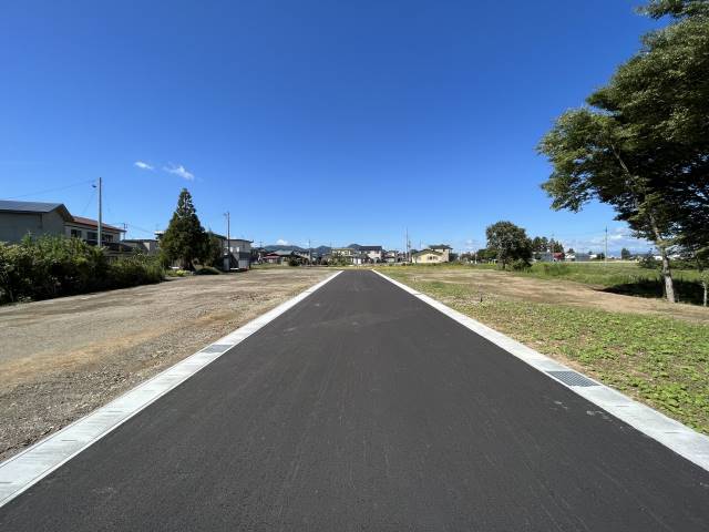 【前面道路】2023年6月撮影　南西側　秋田市道　幅員：6m 　間口：9.07m 