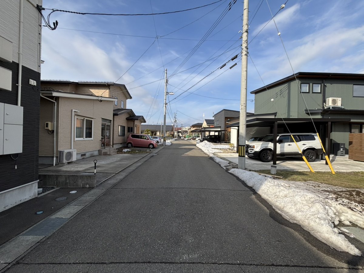 西側 (公道) 道路幅:6m 接道幅（間口）:9.7m 