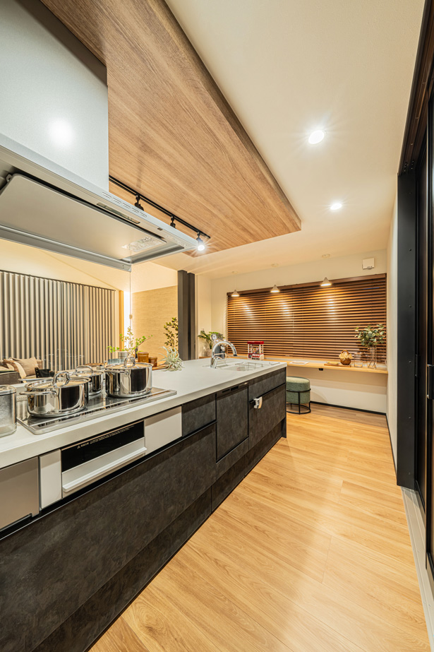 ◆冷蔵庫も食器も見せない収納術