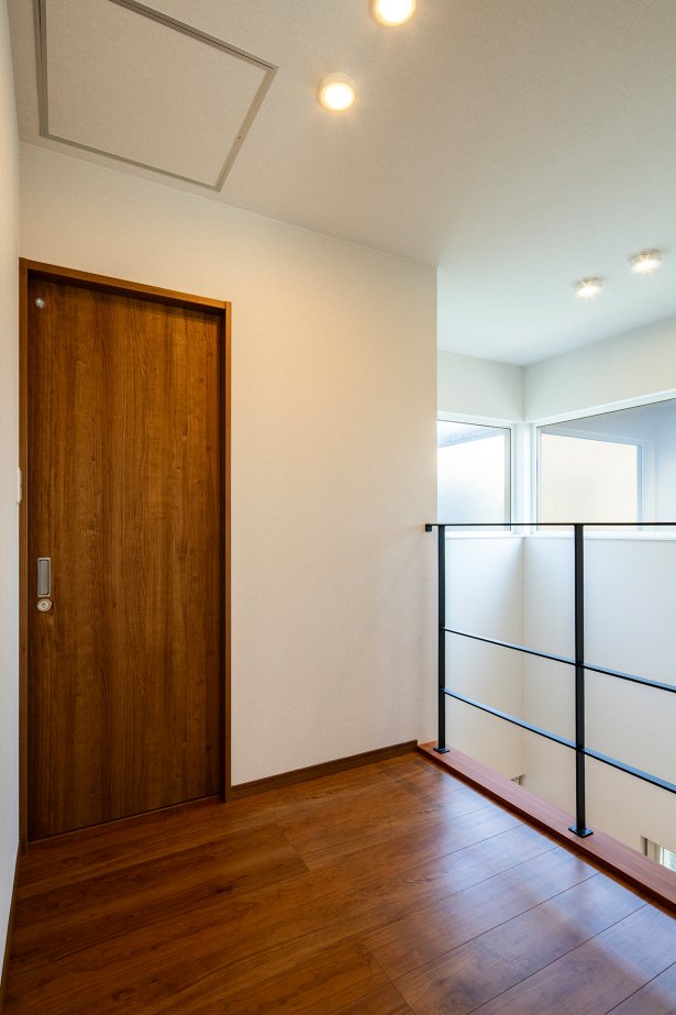 吹き抜け横の廊下