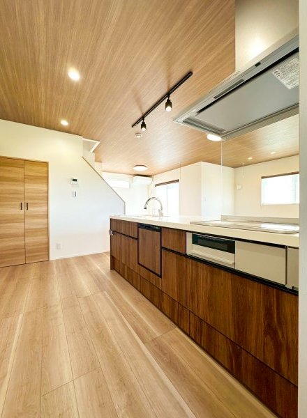 木目のあたたかさに包まれる、ナチュラルモダンの家