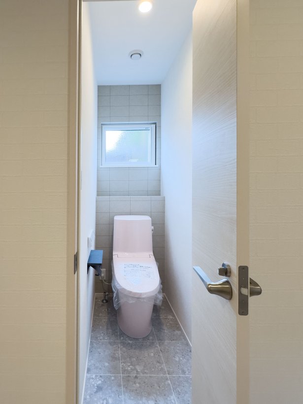 やさしい色合いでまとめたトイレ空間