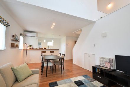 リビングの開放的な吹き抜けとスキップフロアで家族憩いの空間