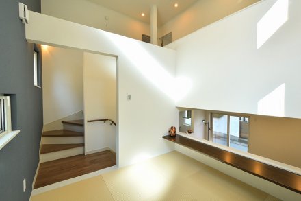 家族がつながるスキップフロアのあるお家