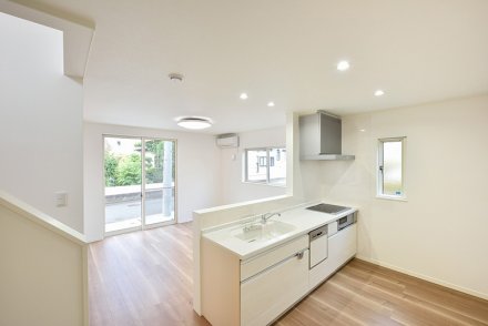 上質な住空間、採光にこだわった解放感溢れるコンパクトハウス