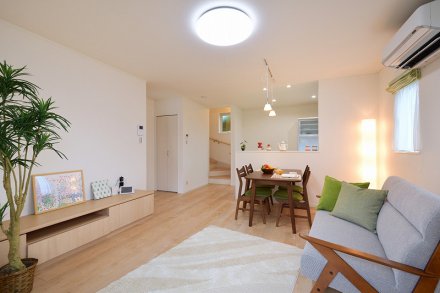 緑と光を楽しむ家族の集まる家