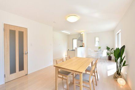 陽の光が家族を照らす明るいお家