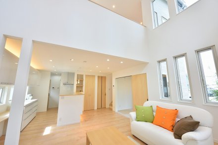 大きな吹き抜けが作り出す、圧倒的な解放感。