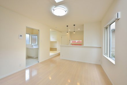 ナチュラルテイストで、吹き抜けから光が降り注ぐ明るい家