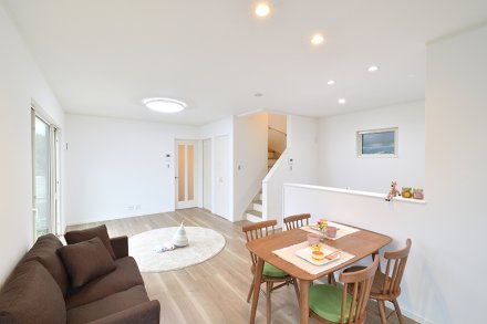 大きな窓から四季の移ろいを感じる家