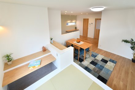 カウンタースペースと小上がりがある家