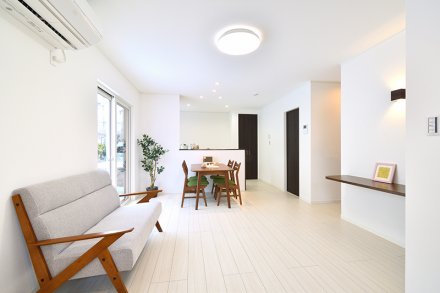 白を基調とした空間の中にモダンな「和」を感じさせる家