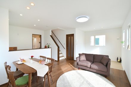 ワンフロアの大空間とリビング階段が家族の団らんを演出