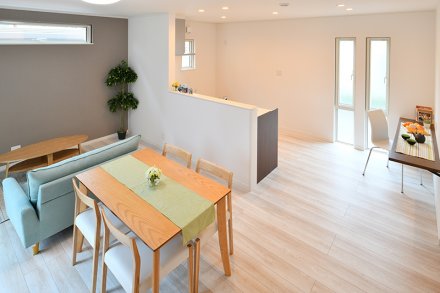 白基調で広けた空間をもつ北欧風なおうち