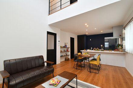 アメリカンカジュアルな吹抜けのある家