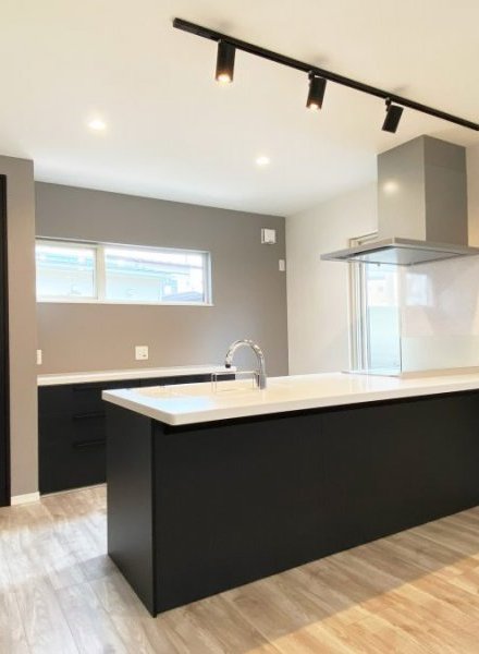 モノトーンで統一したスチール階段が映える住まい