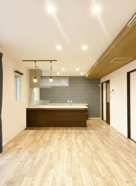 こだわりのクロスで魅せるスタイリッシュな住まい