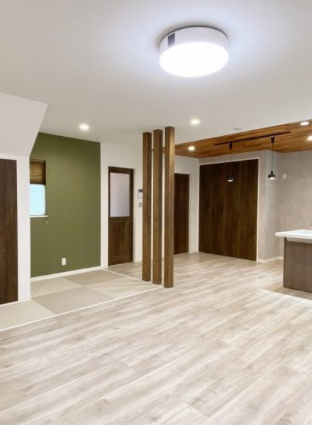 こだわりのライトに最新機器を備えた、アンティークテイストな住まい