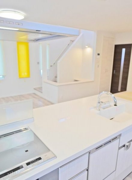 広く明るい空間設計、あわい色が映える住まい