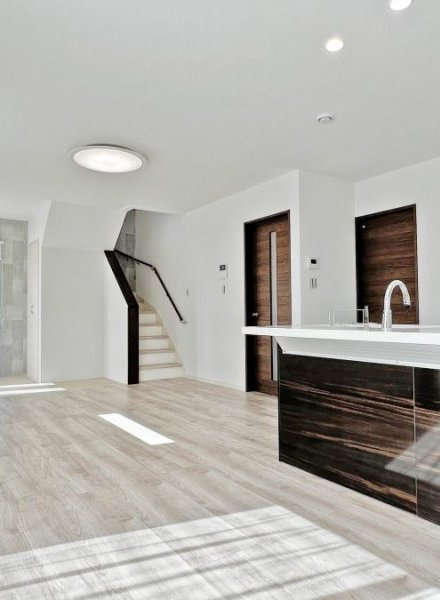 バルコニー付き、陽をとりこむシンプルモダンな住まい。