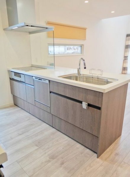 吹き抜け＆小窓で快適な空間と繋がりを創る住まい