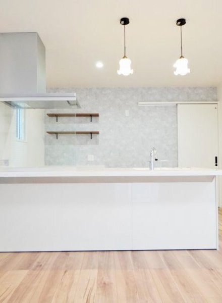 グレーホワイトで上品な、吹き抜けのある住まい