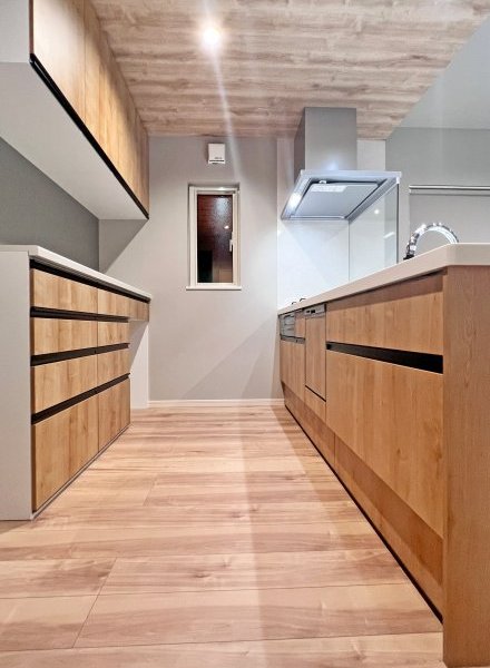 木目ひきたつグレーホワイトが上品な住まい