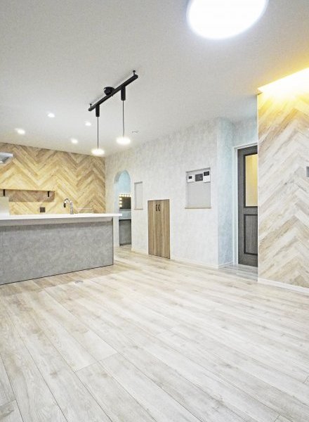 ヘリンボーン柄＆グレークロスで高級感たっぷりの住まい